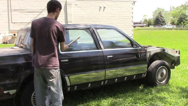 Breaking Car Windows With A Mini Slugger Bat смотреть онлайн