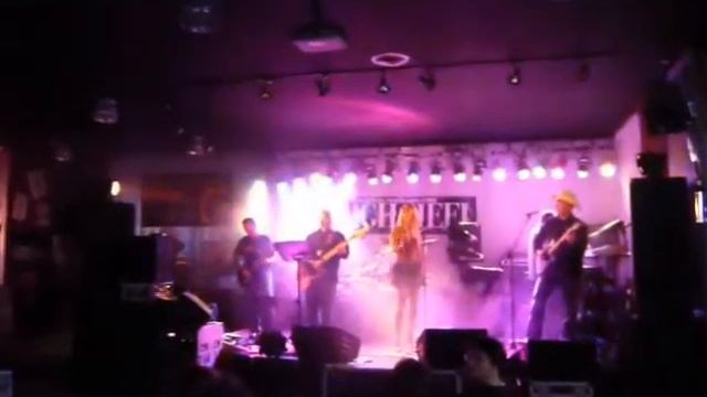Lisa Larsen / High Heel performing Promises in the Dark смотреть онлайн