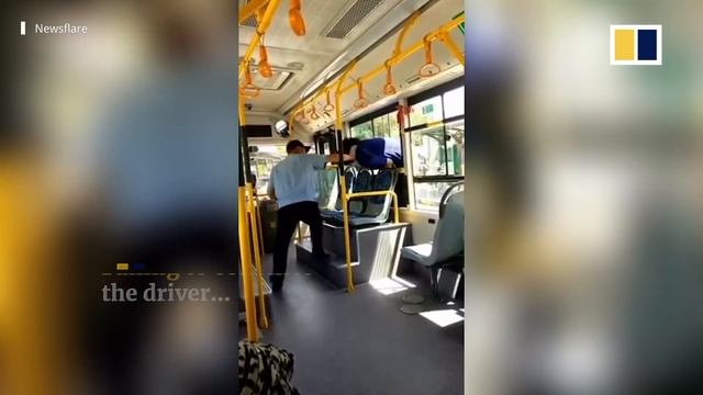 Chinese woman climbs into bus by window after refusing to scan health QR code смотреть онлайн