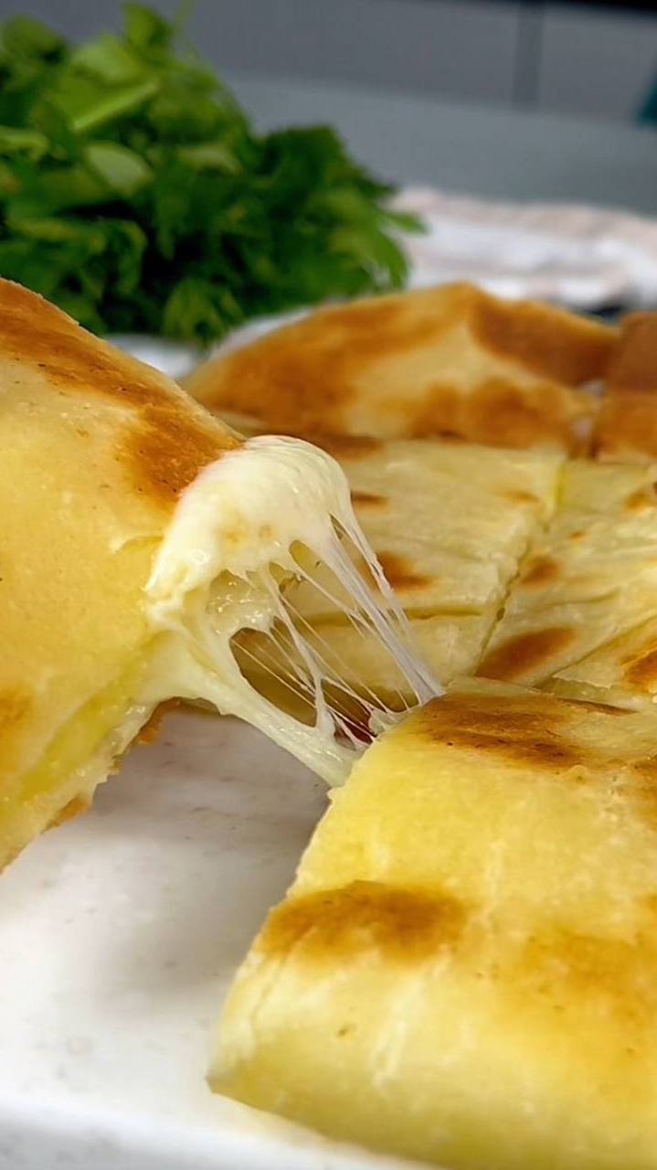 Готовлю такую лепешку из остатков продуктов,всего беру по чуть-чуть,а получается много,вкусно. смотреть онлайн