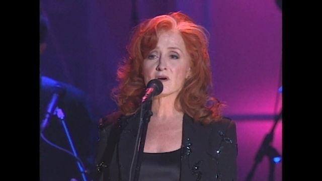 Bonnie Raitt performs "I Can't Make You Love Me" at the 2000 Hall of Fame Induction Ceremony смотреть онлайн