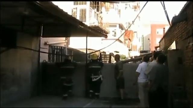 Dangling woman caught by boyfriend after falling out window смотреть онлайн