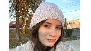 Шапка осенняя спицами, вяжется просто -смотрится эффектно.