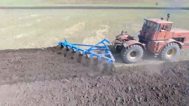 Плуг ПСКу-8 и К-700 смотреть онлайн