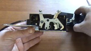 Извлечение концевика из замка двери Шеви-Нивы