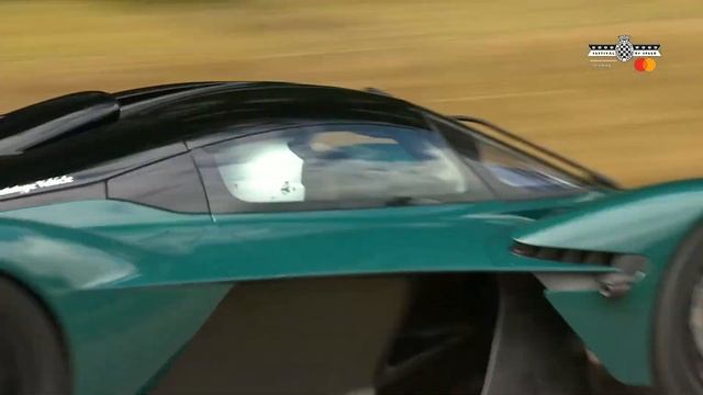 V12 Aston Martin Valkyrie hypercar screams up Goodwood Hill смотреть онлайн