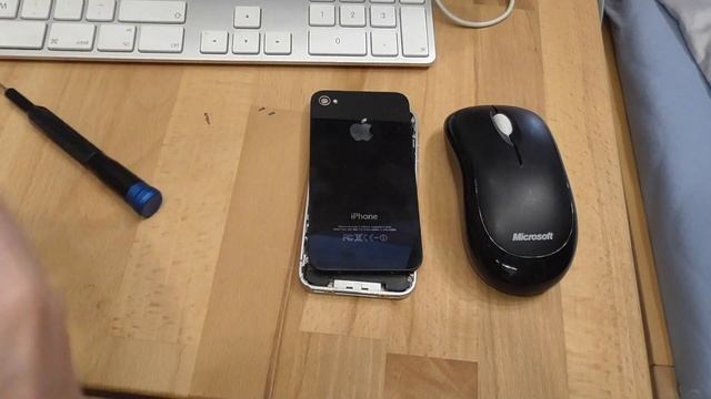 Replacing the battery in my almost one decade old iPhone 4! смотреть онлайн
