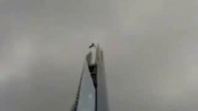 Shard Building Window Washer Goes NUTS in Winds смотреть онлайн