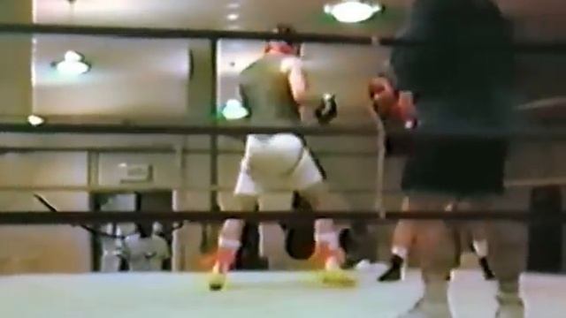 John Scully sparring Razz Chapin, June 1988 (beginning is Scully v Roy Jones) смотреть онлайн