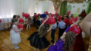 танец с сердечками  на 8 марта