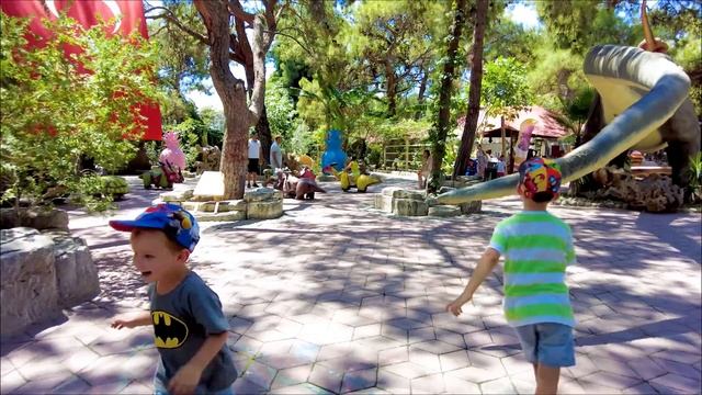 Левий Лев песенка про мальчика и динозавиков