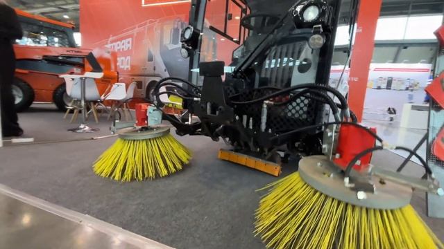 УКМ 1500 и Термит 1000 от КурганДорМаш на выставке ИННОПРОМ 2024 смотреть онлайн