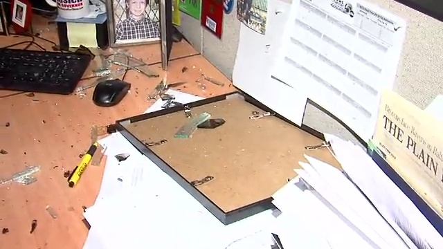 Raw: WEWS window broken out смотреть онлайн