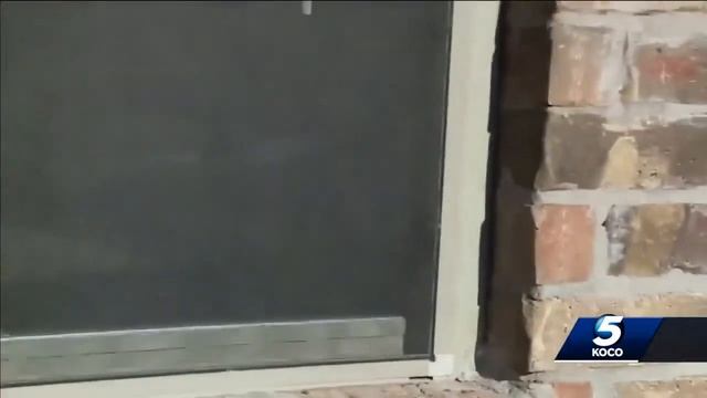 Man caught peeping in window смотреть онлайн