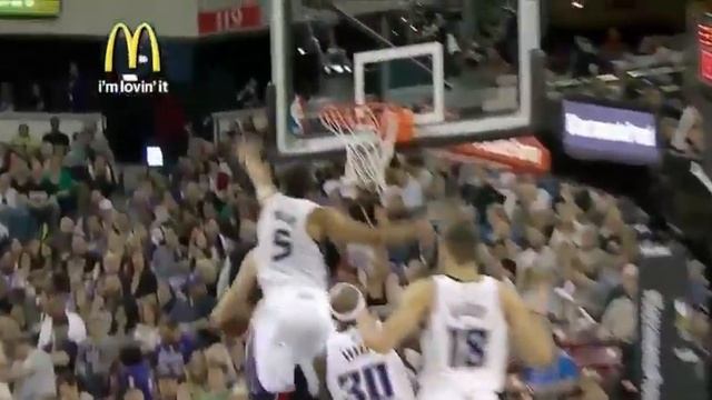Ridiculous Chris Kaman double clutch layup. смотреть онлайн