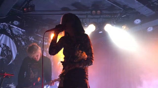Alice Glass - Mine [Live Debut Melbourne 17th June 2018] смотреть онлайн