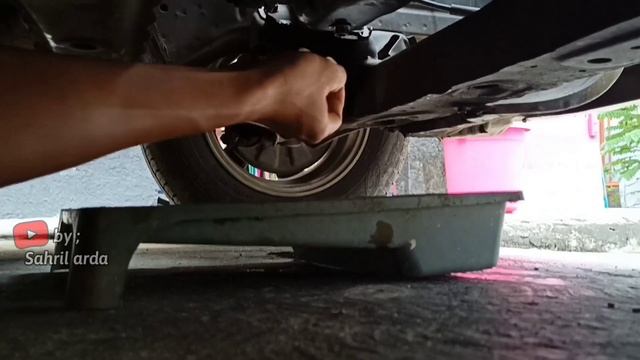Cara Mengganti Oli Mesin dan Filter Oli Mobil Xenia смотреть онлайн