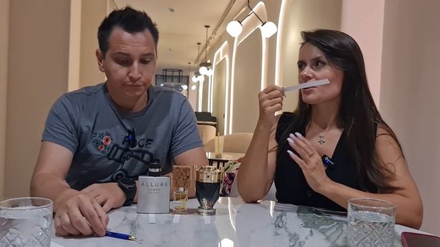 Девушка оценивает мои ароматы