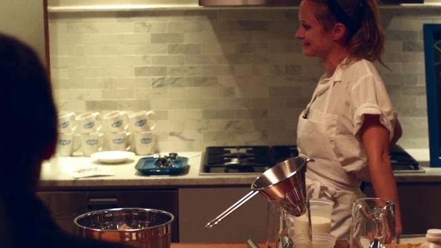 Momofuku Milk Bar chef Christina Tosi uses Skype video calling смотреть онлайн