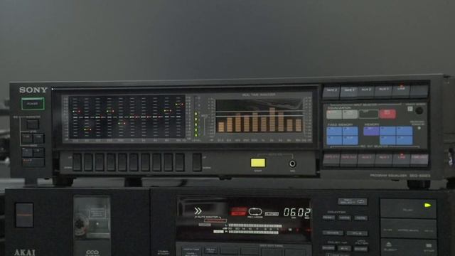 SONY SEQ-555ES ￥138,000(1984年頃) 10Hz-100kHz Эквалайзер с анализатором спектра.