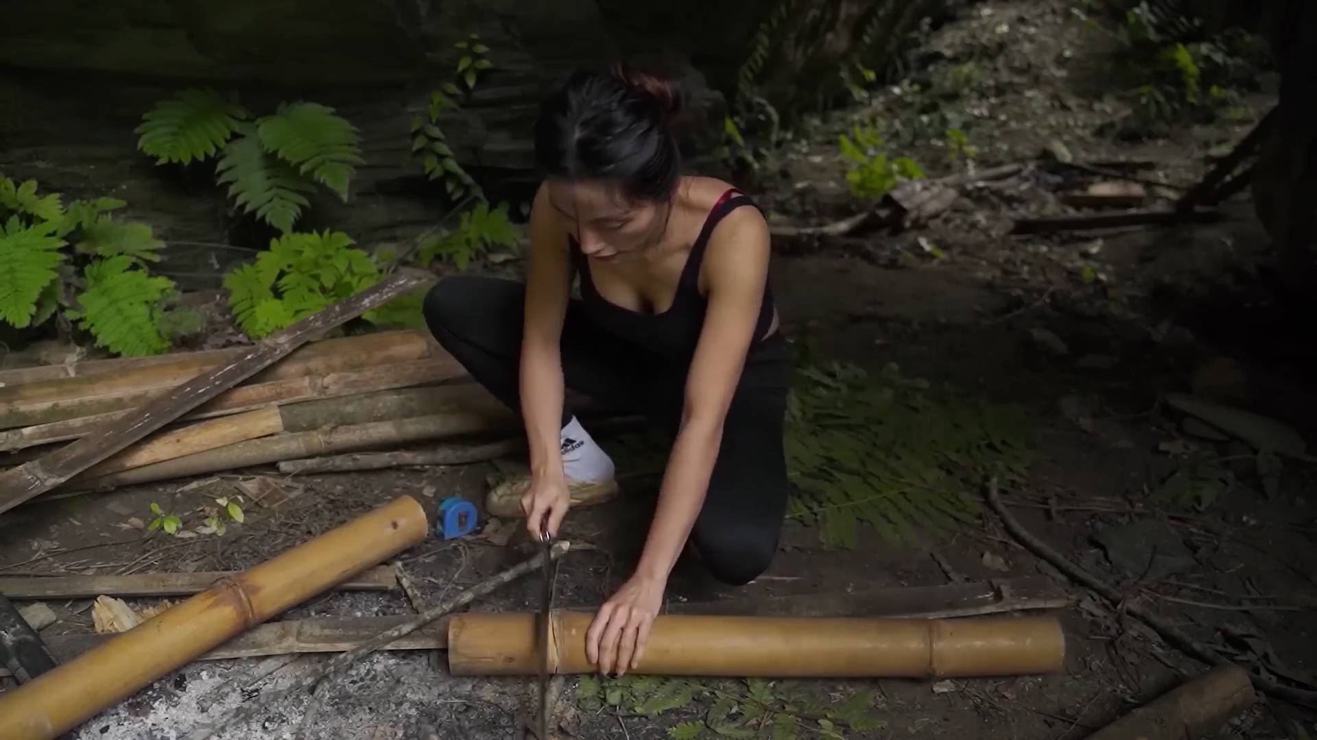 Красивая ДЕВУШКА в ТРОПИЧЕСКОМ ЛЕСУ | ВЫЖИВАНИЕ В ОДИНОЧНОМ КЕМПИНГЕ | Расслабляющий АСМР #13 смотреть онлайн