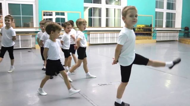 Занятие группы начинающих танцоров смотреть онлайн