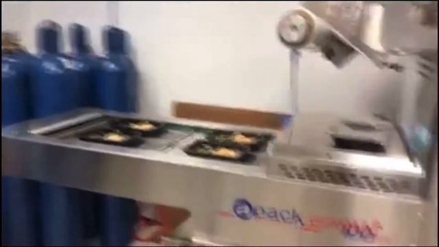 Упаковка обедов в лотки (контейнеры) под запайку смотреть онлайн