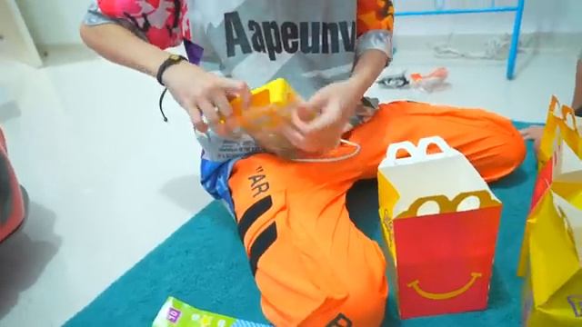 НЕ ПОДЕЛИЛИ Макдональдс с Покемонами ! смотреть онлайн