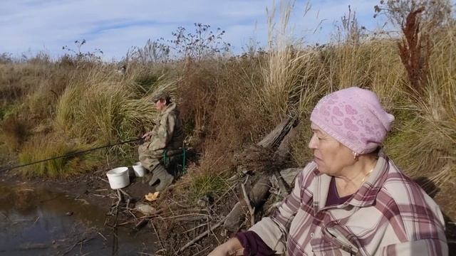 На рыбалку 🎣// сплошной позитив 😁// Лариса не успевает двумя удочками 🤣// смотреть онлайн