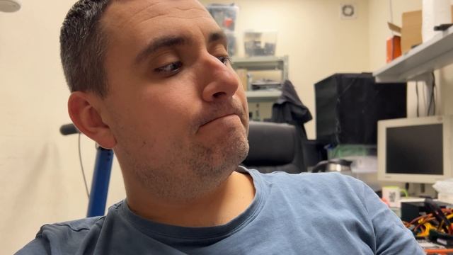 Странный день в мастерской смотреть онлайн