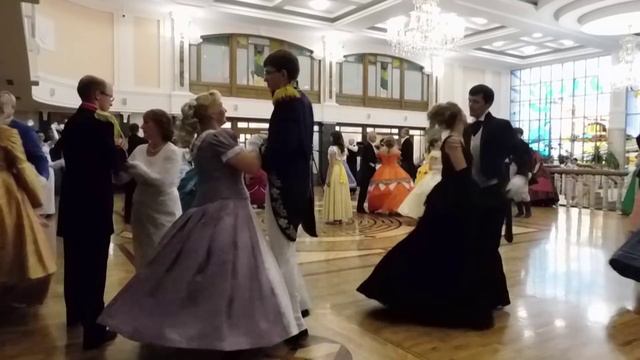 Вальс Прогулка. Большой бал Отражения смотреть онлайн