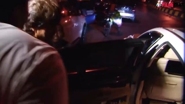 Shahrukh Khan's Car runs over Photographer's foot, know what he did | FilmiBeat смотреть онлайн