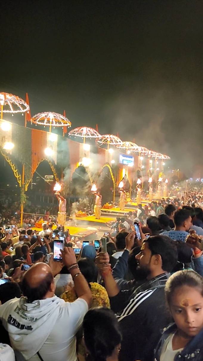 Пуджа в Варанаси - Главный гхат Dashashwamedh Ghat смотреть онлайн