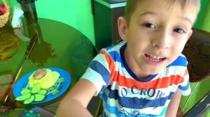 Руслан собирается показать как играть с Маленьким | Скетч от Ромариков