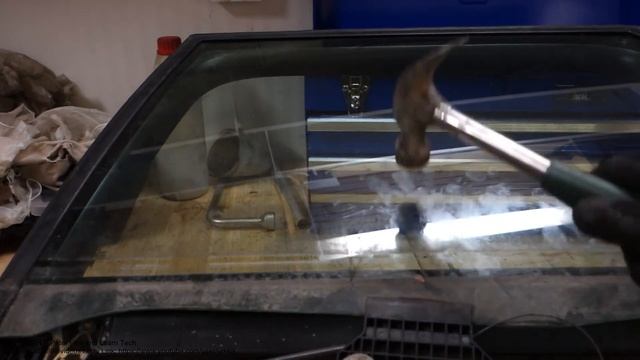 Car side window vs Hammer hits. How easily broken car side window glass. Car or truck. смотреть онлайн