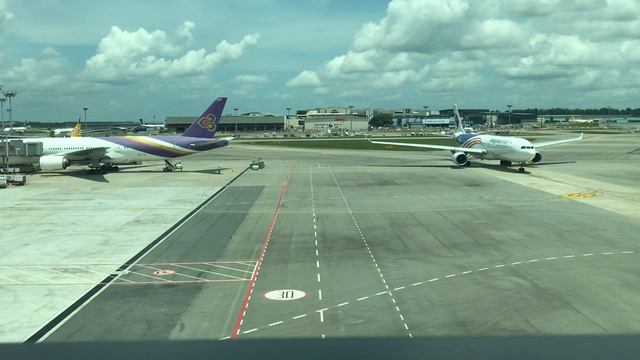IFS Aviation5888H Real Footage: Airbus A330-300 taxiing to Gate C13 смотреть онлайн