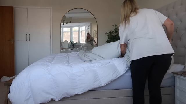 HOW I MAKE AND STYLE MY BED | BEDROOM TOUR AND GETTING THE KIDS READY TO GO BACK TO SCHOOL смотреть онлайн