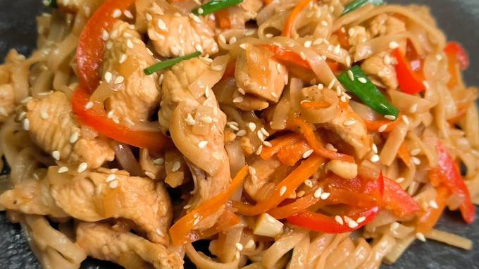 Лапша удон с курицей и овощами в соусе терияки смотреть онлайн