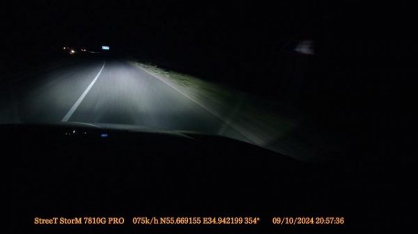 Мусоровоз свалился с дороги