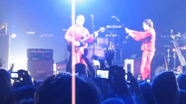 Weezer "Undone - The Sweater Song" live Austin, Tx 2008 смотреть онлайн