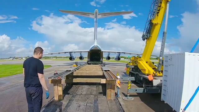 Loading a Generator on a Ilyushin Il-76 cargo plane [Go pro 6] смотреть онлайн
