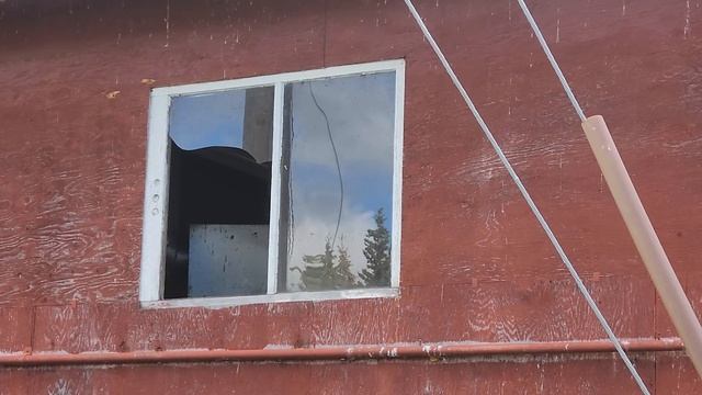 How to Board Up a Broken Window in The Work Shop смотреть онлайн