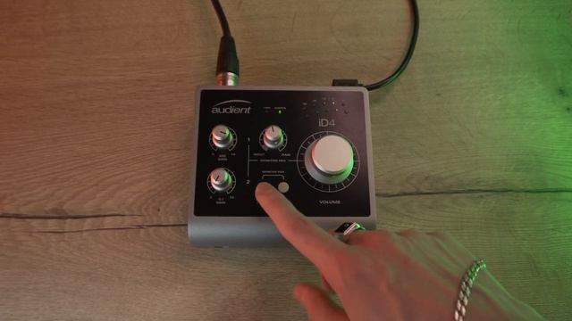 Audient iD4 или Focusrite Scarlett Solo или Behringer UMC22. Обзор и сравнение звуковых карт. Тест смотреть онлайн