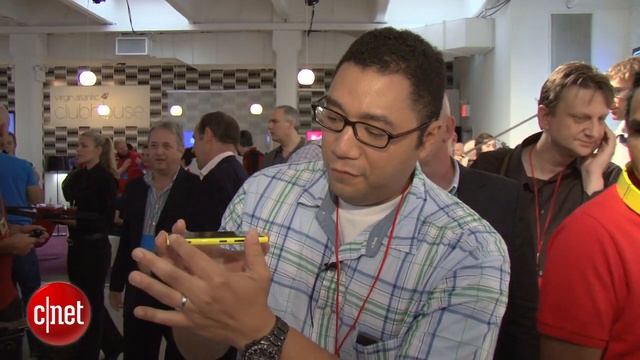 Lumia 920, Nokia's new Windows Phone 8 device - First Look смотреть онлайн