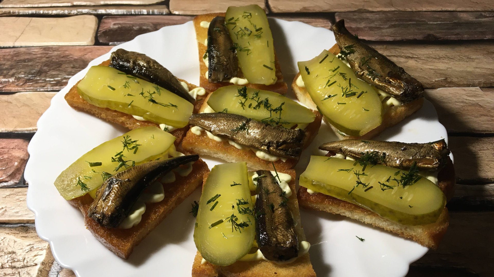 Гренки со шпротами и маринованными огурцами смотреть онлайн