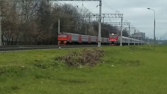 Электровоз ЭП20-077 с поездом №012М Москва- Анапа, пл. Вешняки. смотреть онлайн