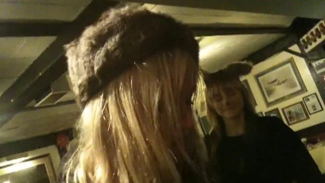 Ashleigh Ball of Hey Ocean! playing Sha Na Na's "Those Magic Changes at a party смотреть онлайн