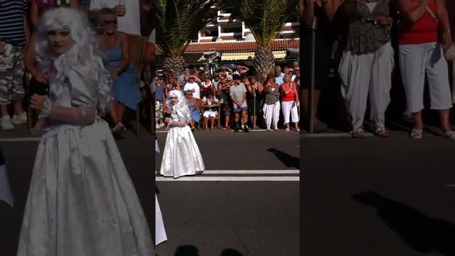 mik at mardi gras procession carnival in tenerife 2011 day3 queen of hearts n mad hatters tea part смотреть онлайн