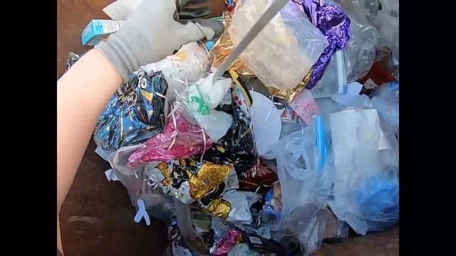 Dumpster Diving Haul Saving items from the Landfill смотреть онлайн