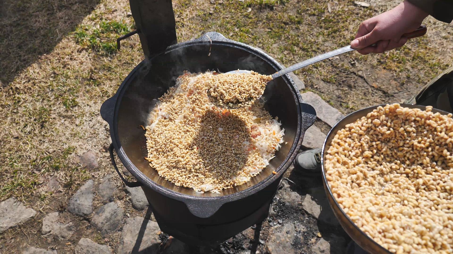Перловка с мясом и капустой в казане на костре. смотреть онлайн
